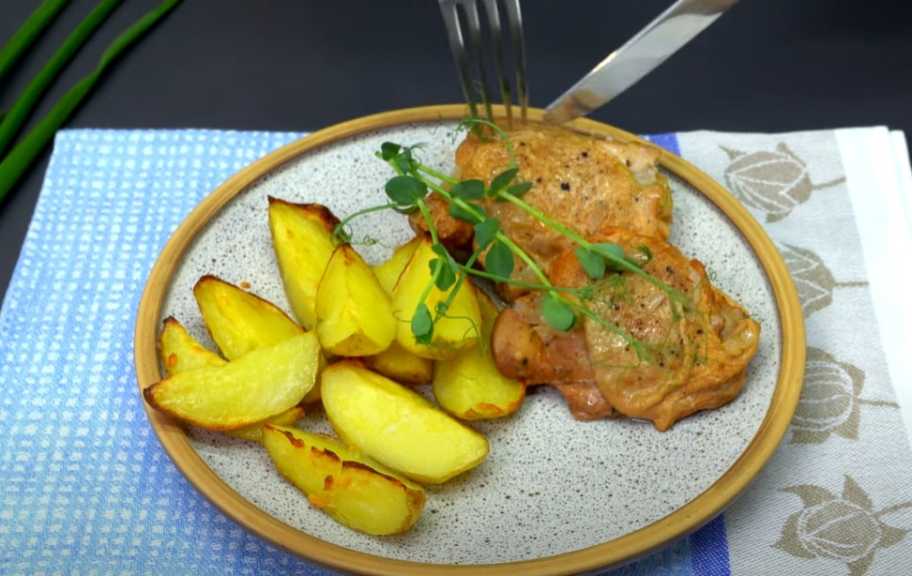 Рецепт: Куриные бедрышки тушеные в чае с печеным картофелем