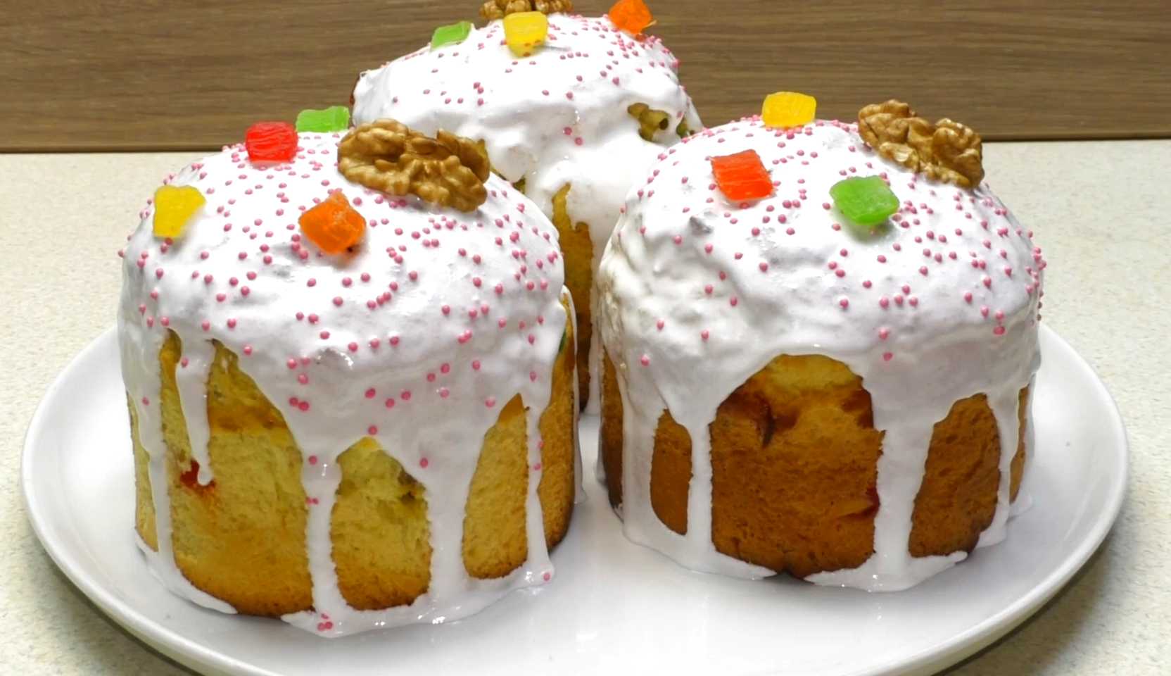 Изображение блюда: Кулич с цукатами и грецкими орехами — Eda.Video