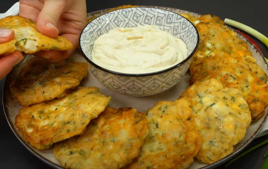 Рецепт: Рыбные оладьи со сметанным соусом