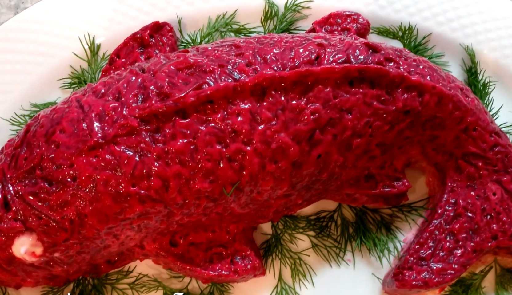 Изображение блюда: Селедка под шубой в форме рыбы — Eda.Video