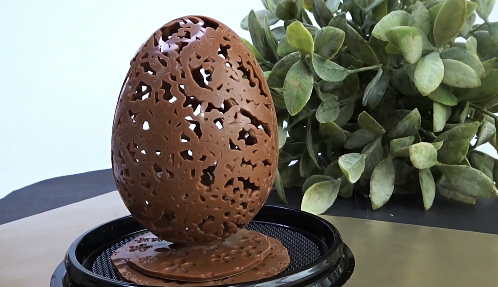 Изображение блюда: Ажурные шоколадные яйца на пасху — Eda.Video