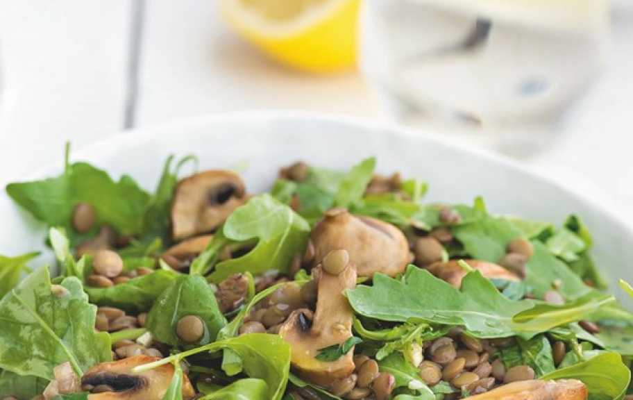 Рецепт: Салат с чечевицей и грибами