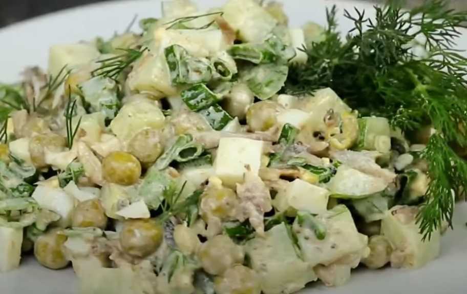 Новый рецепт: Салат со шпротами и зеленым луком — Eda.Video