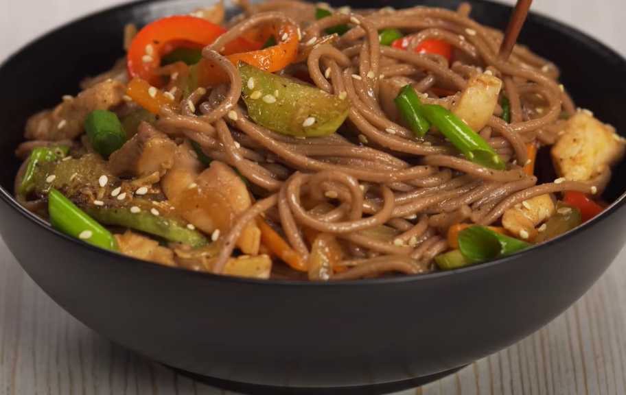 Рецепт: Соба с курицей и овощами