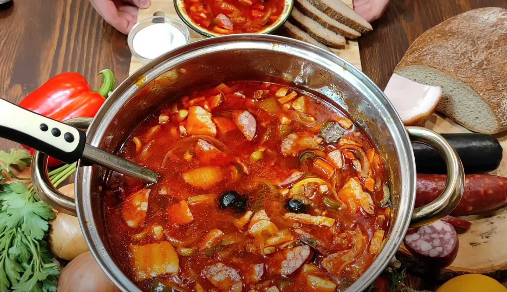 Изображение блюда: Сборная солянка с колбасой и солеными — Eda.Video