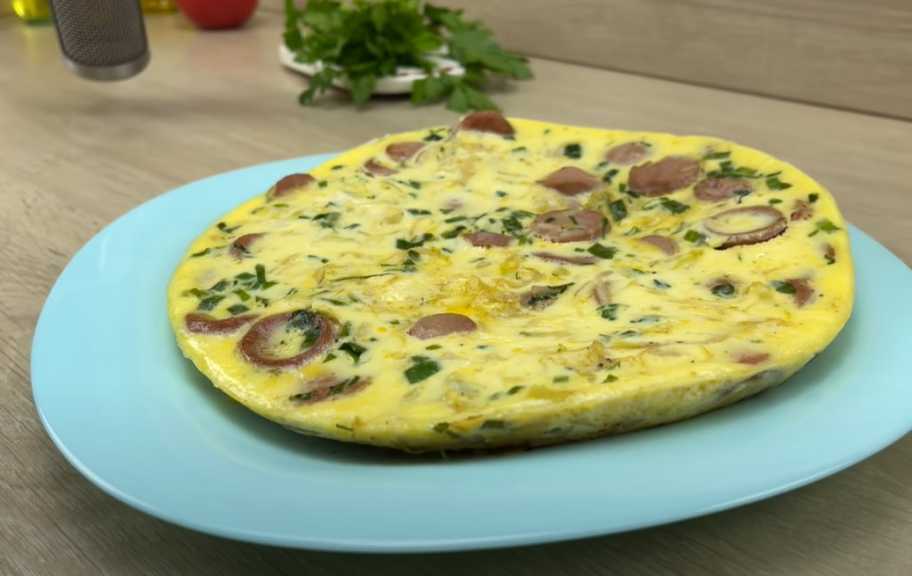 Рецепт: Омлет с капустой и сосисками