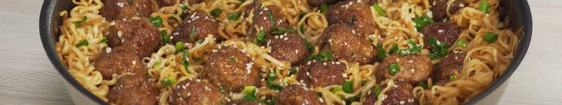 Мясные фрикадельки с лапшой в азиатском стиле — Eda.Video