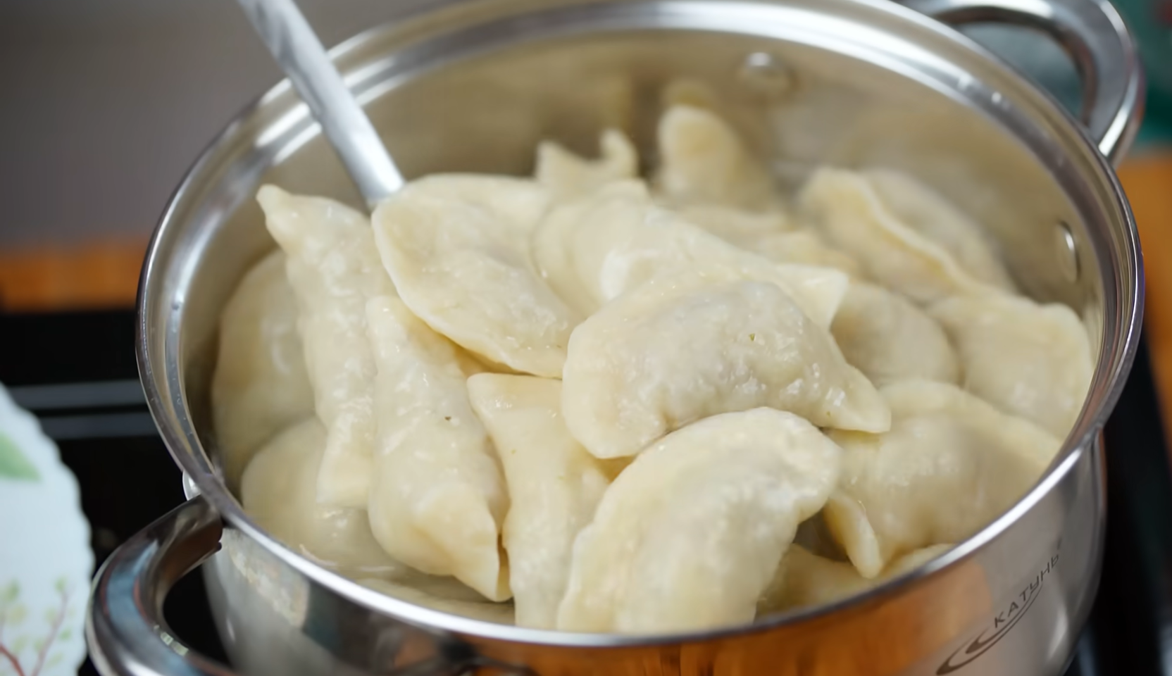 Изображение блюда: Сытные вареники с тушеной капустой и мясным фаршем — Eda.Video