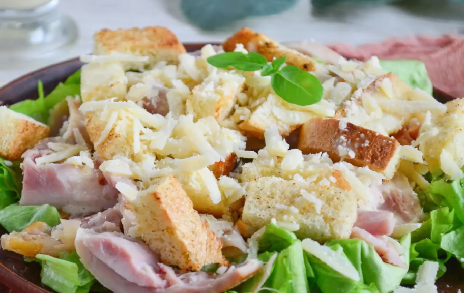 Новый рецепт: Салат Цезарь с копченой курицей — Eda.Video