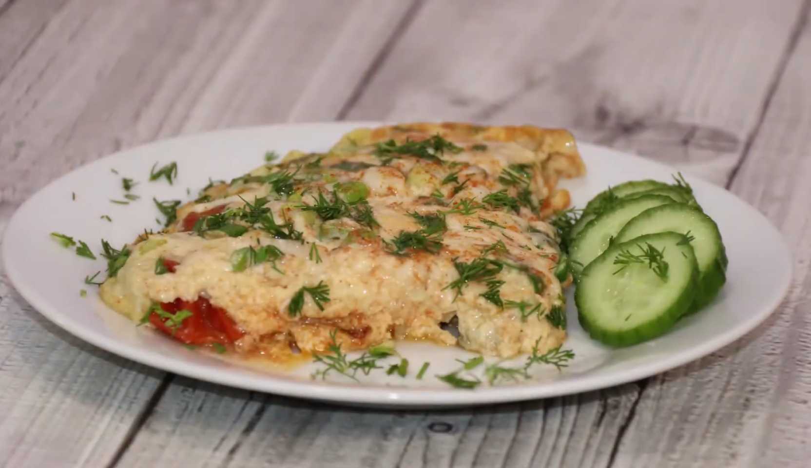 Изображение блюда: Омлет с помидорами на сковороде — Eda.Video