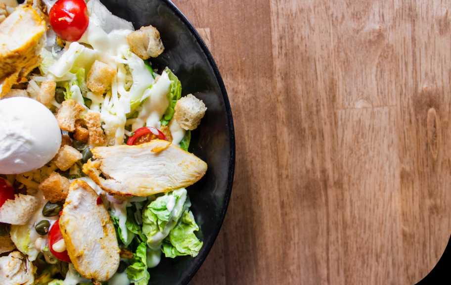Новый рецепт: Салат Цезарь с курицей и моцареллой — Eda.Video