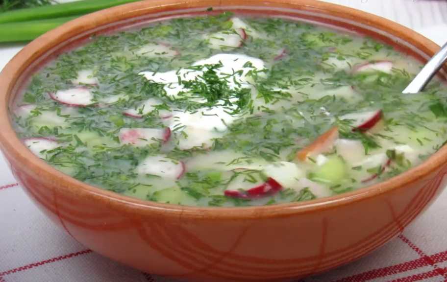 Рецепт: Классическая окрошка с колбасой на квасе со свежим огурцом и картофелем