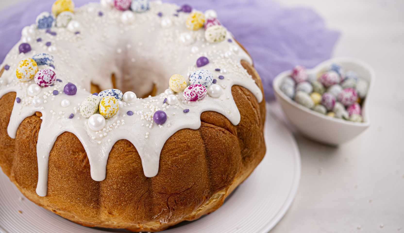 Популярный рецепт — Кулич-венок с начинкой из изюма и орехов