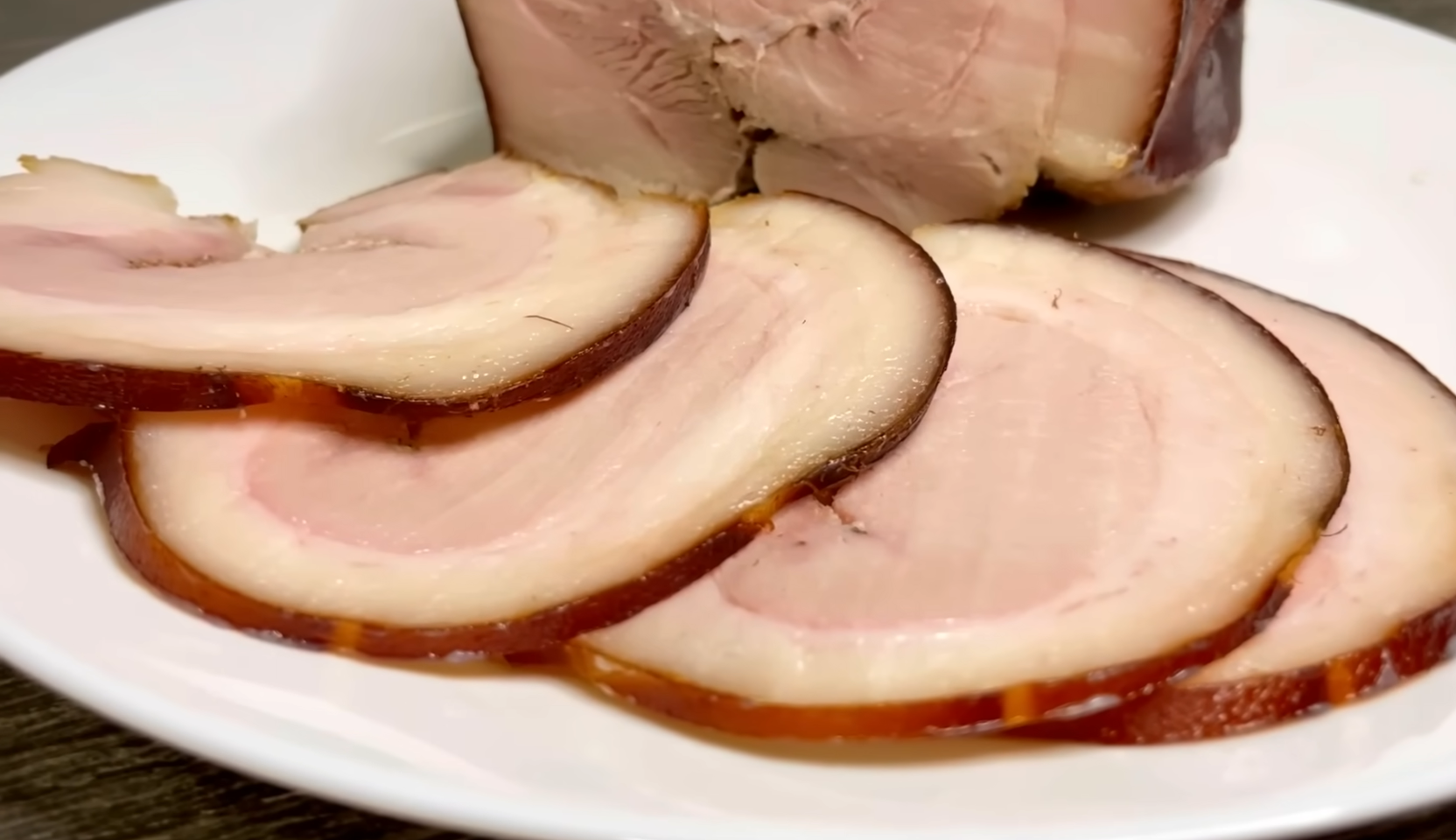 Изображение блюда: Грудинка и сало горячего копчения в кастрюле — Eda.Video