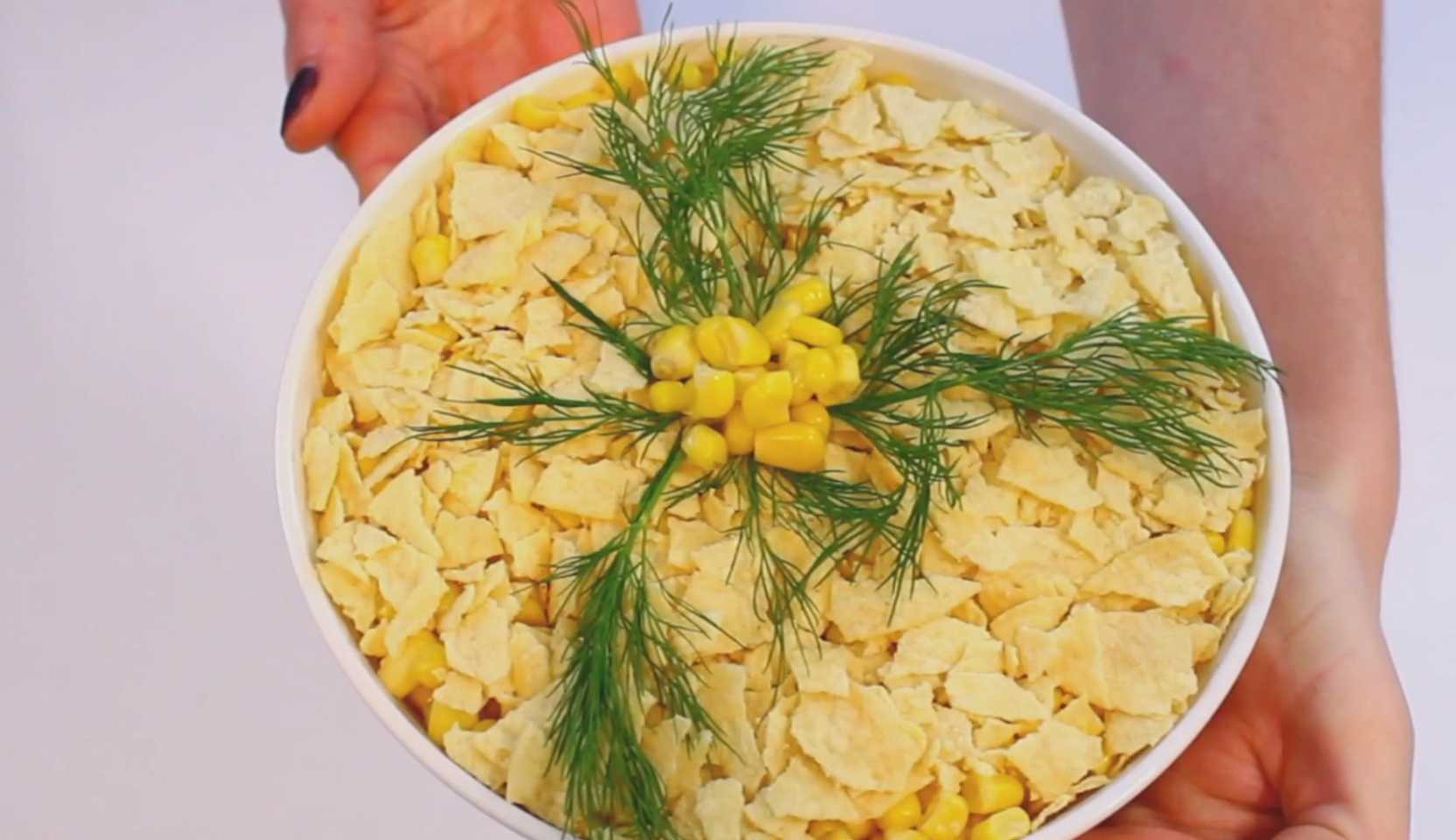 Изображение блюда: Крабовый салат с чипсами: хрустящий и вкусный рецепт — Eda.Video