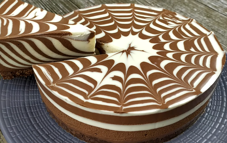 Рецепт: Торт Зебра без выпечки с шоколадным печеньем