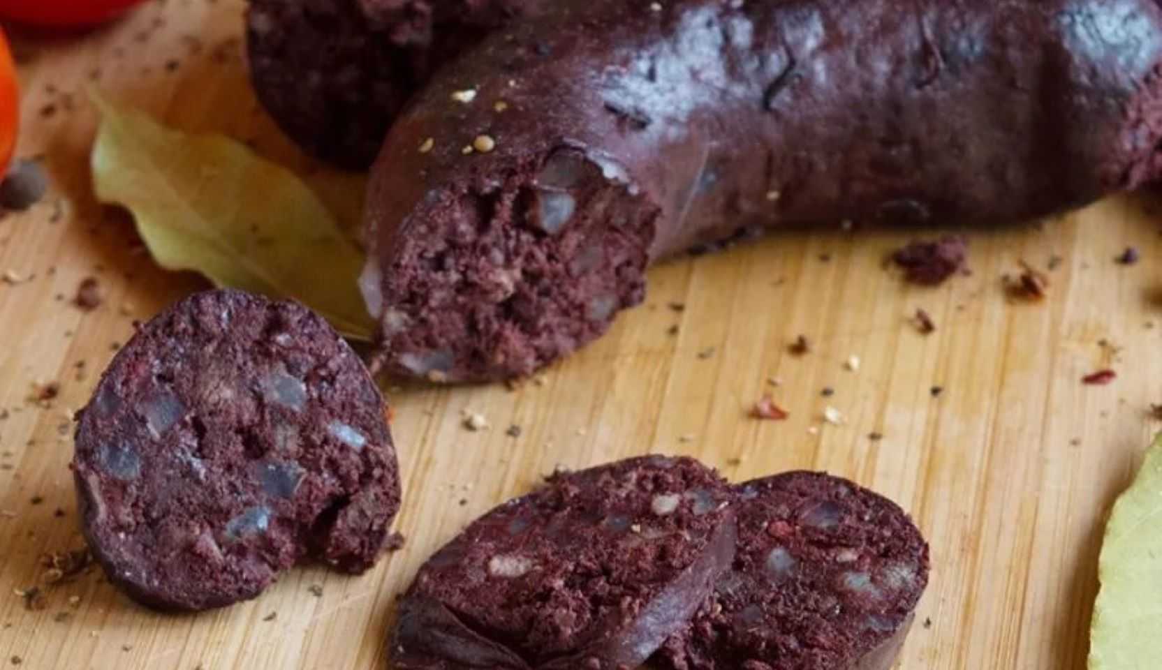 Изображение блюда: Традиционная бурятская кровяная колбаса и колбаса из желудка — Eda.Video