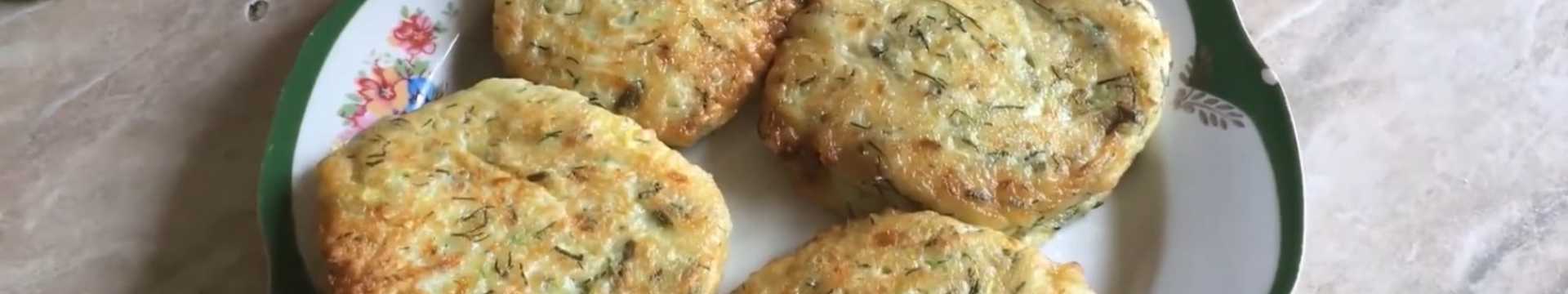 Оладьи из кабачков на сковороде с чесноком и зеленью — Eda.Video