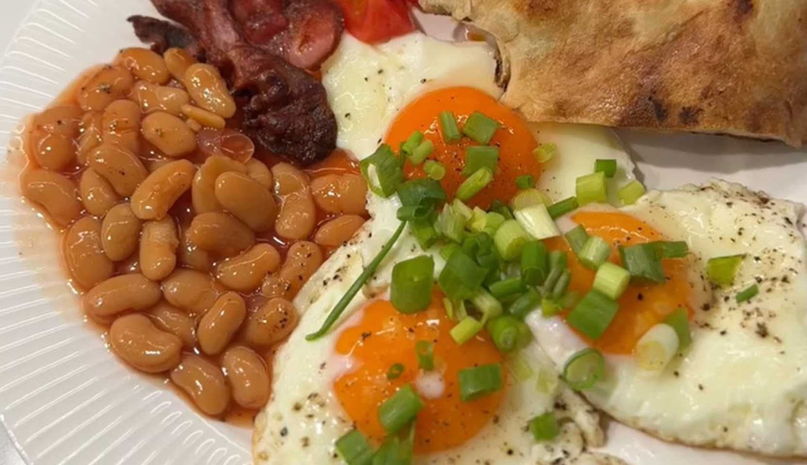 Изображение блюда: Английский завтрак по-домашнему — Eda.Video