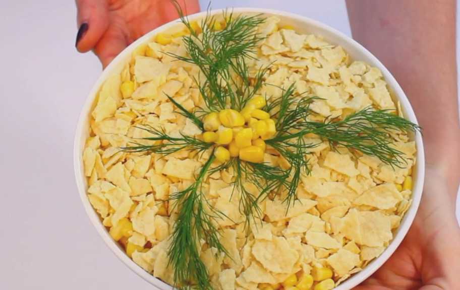 Новый рецепт: Крабовый салат с чипсами: хрустящий и вкусный рецепт — Eda.Video