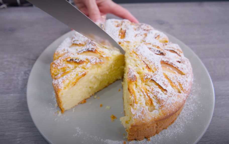 Рецепт: Шарлотка с яблоками и бананами