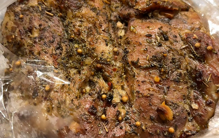 Новый рецепт: Запечённая свинина в рукаве с чесноком и травами — Eda.Video