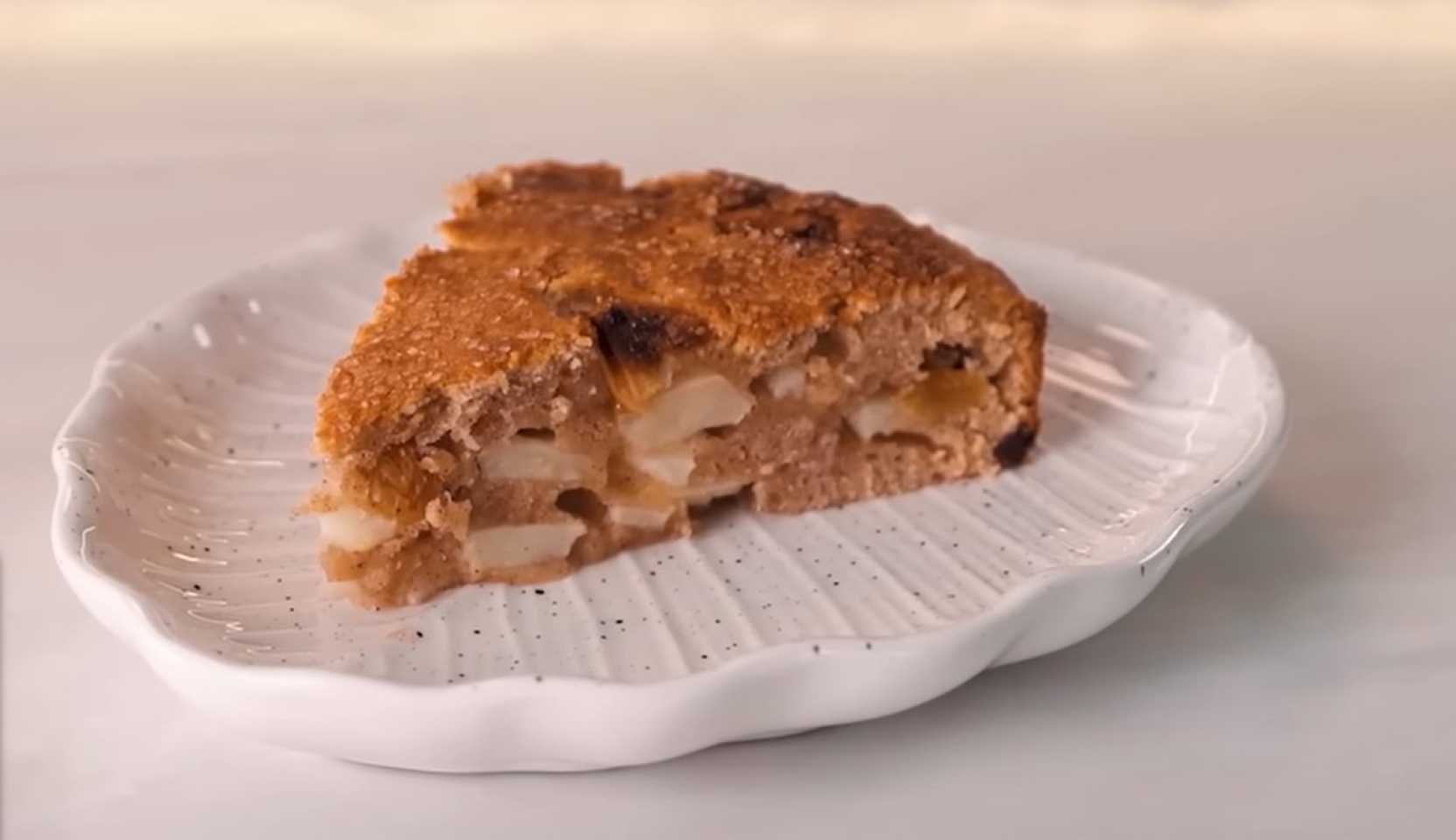 Изображение блюда: Заливная шарлотка с яблоками — Eda.Video