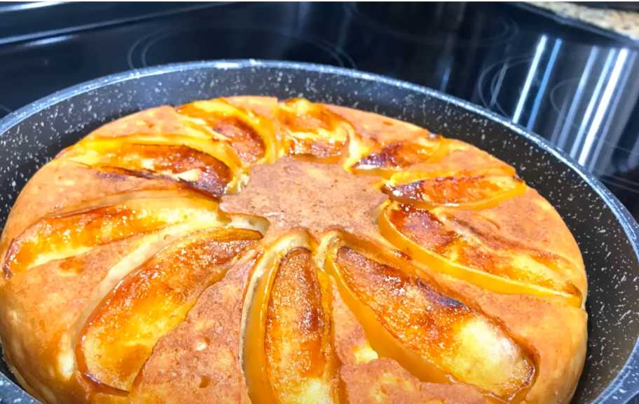 Рецепт: Шарлотка на сковороде с яблоками