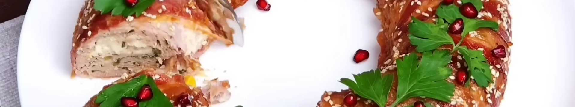 Мясной рулет с сыром и овощами в беконе — Eda.Video