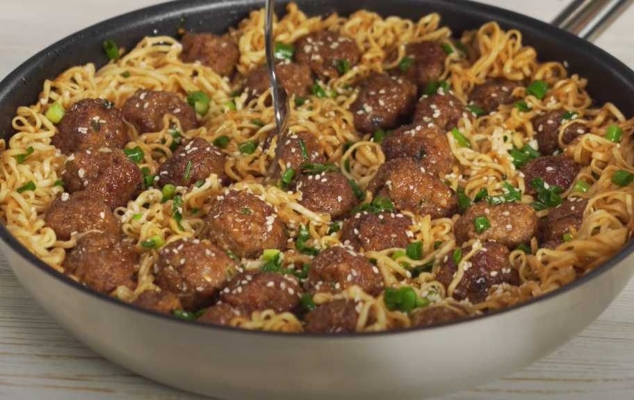 Рецепт: Мясные фрикадельки с лапшой в азиатском стиле