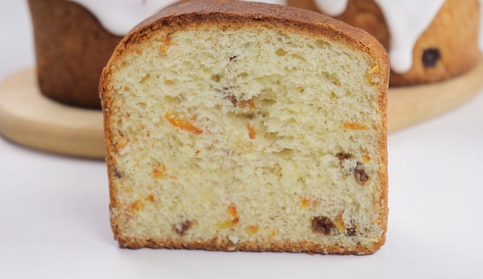 Изображение блюда: Кулич в духовке на опаре с цукатами и изюмом — Eda.Video