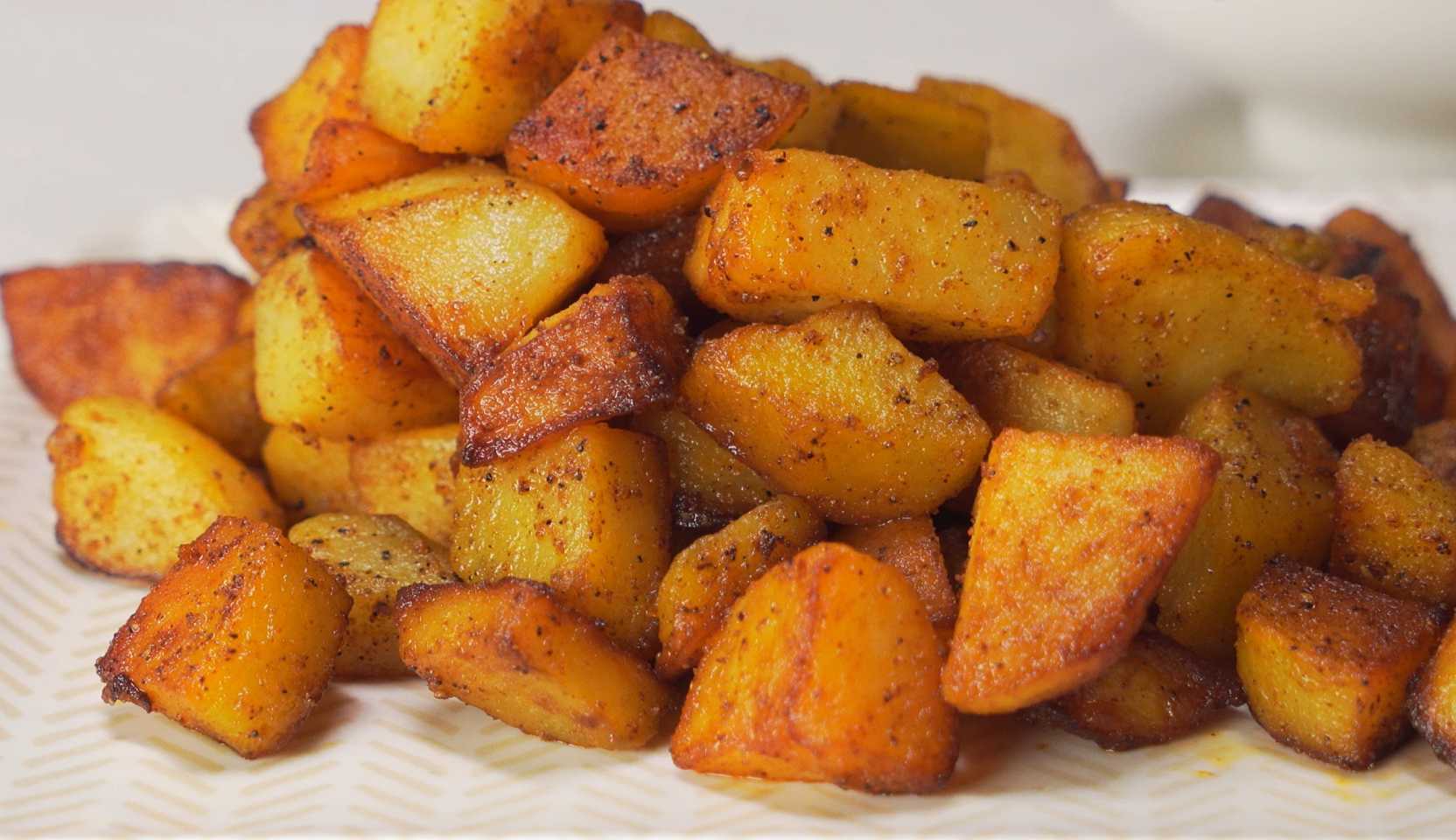 Изображение блюда: Золотистая жареная картошка на сковороде — Eda.Video