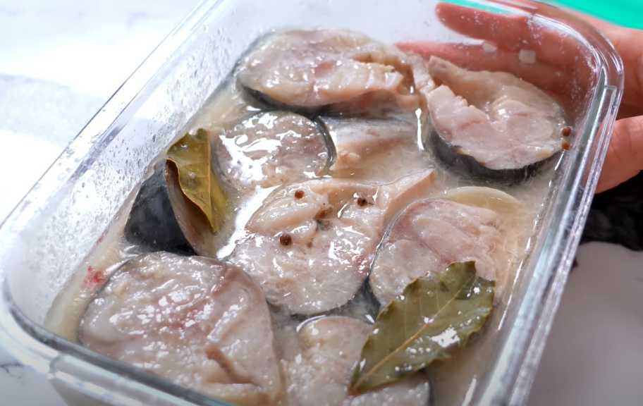 Рецепт: Маринованная скумбрия с луком
