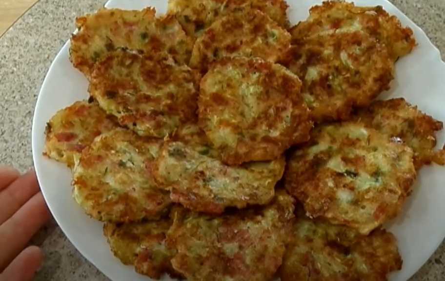 Новый рецепт: Оладьи из кабачков с колбасой и сыром — Eda.Video