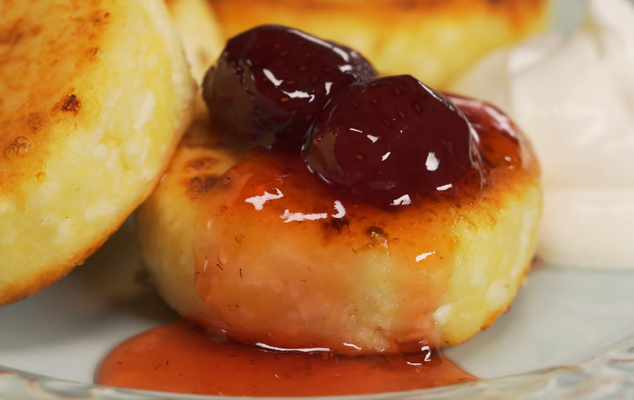 Новый рецепт: Сытные творожные сырники — Eda.Video