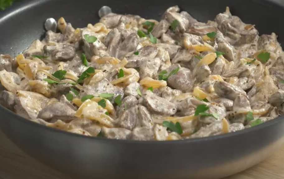 Рецепт: Куриные сердечки в сметане