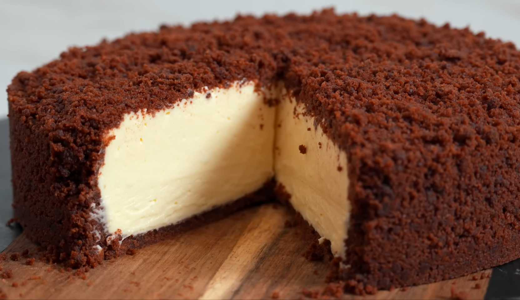 Изображение блюда: Торт сметанник с заварным кремом и шоколадной крошкой без выпечки — Eda.Video