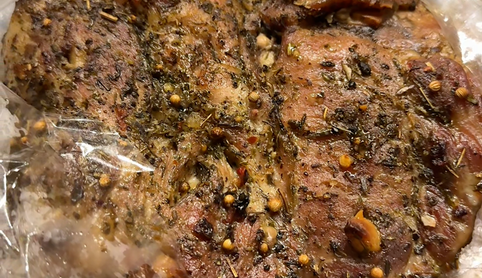 Изображение блюда: Запечённая свинина в рукаве с чесноком и травами — Eda.Video