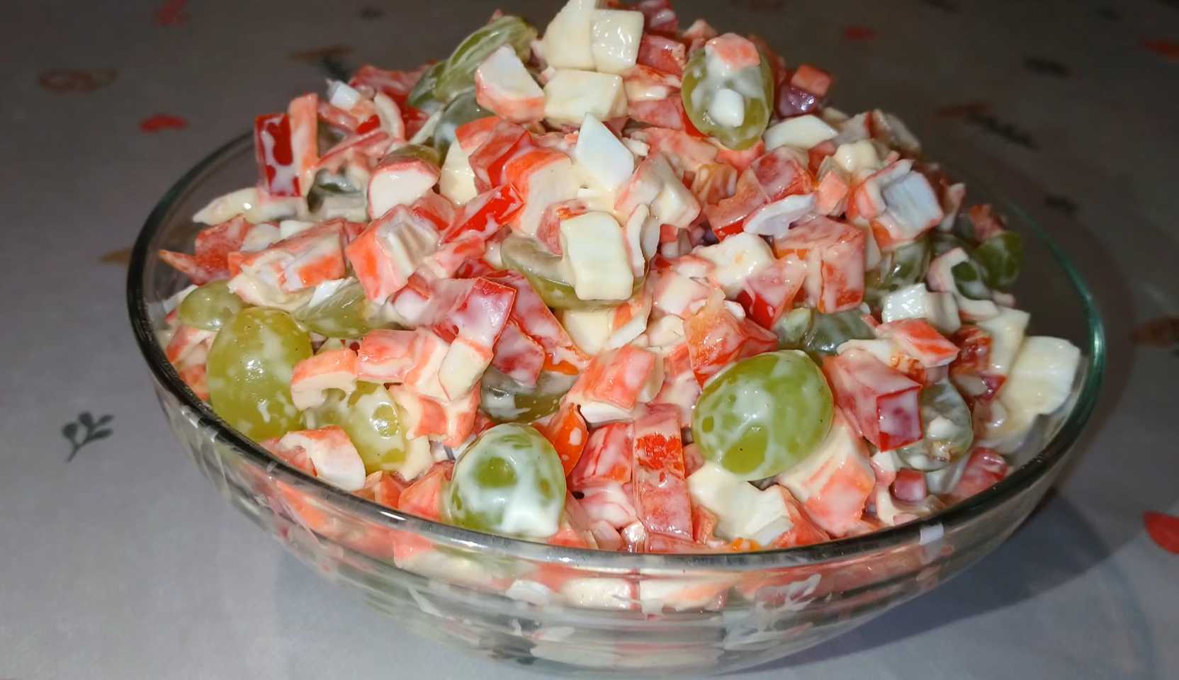 Изображение блюда: Крабовый салат с виноградом — Eda.Video