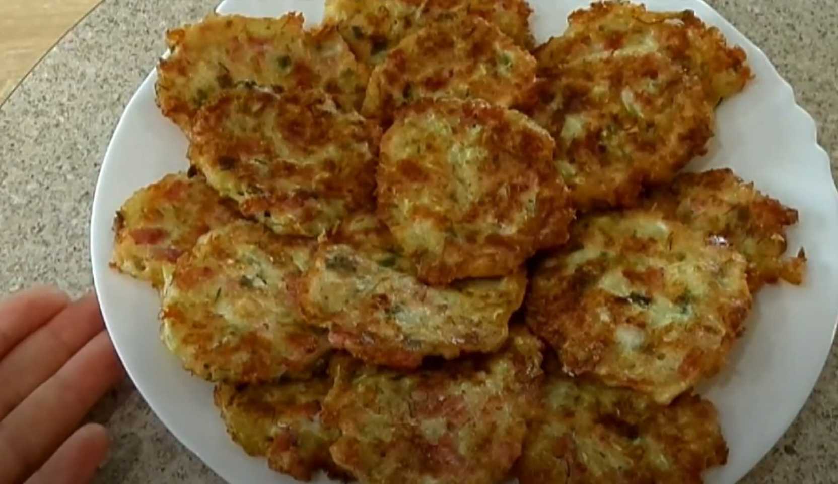 Изображение блюда: Оладьи из кабачков с колбасой и сыром — Eda.Video